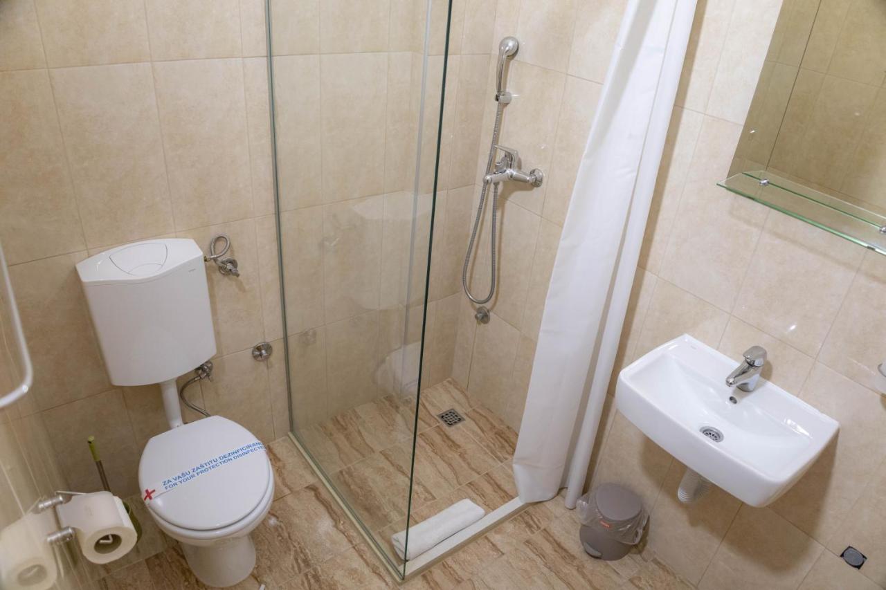 Apartmani I Sobe Centar 부고즈노 외부 사진