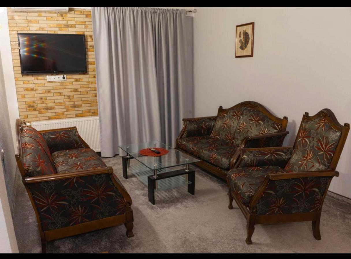 Apartmani I Sobe Centar 부고즈노 외부 사진