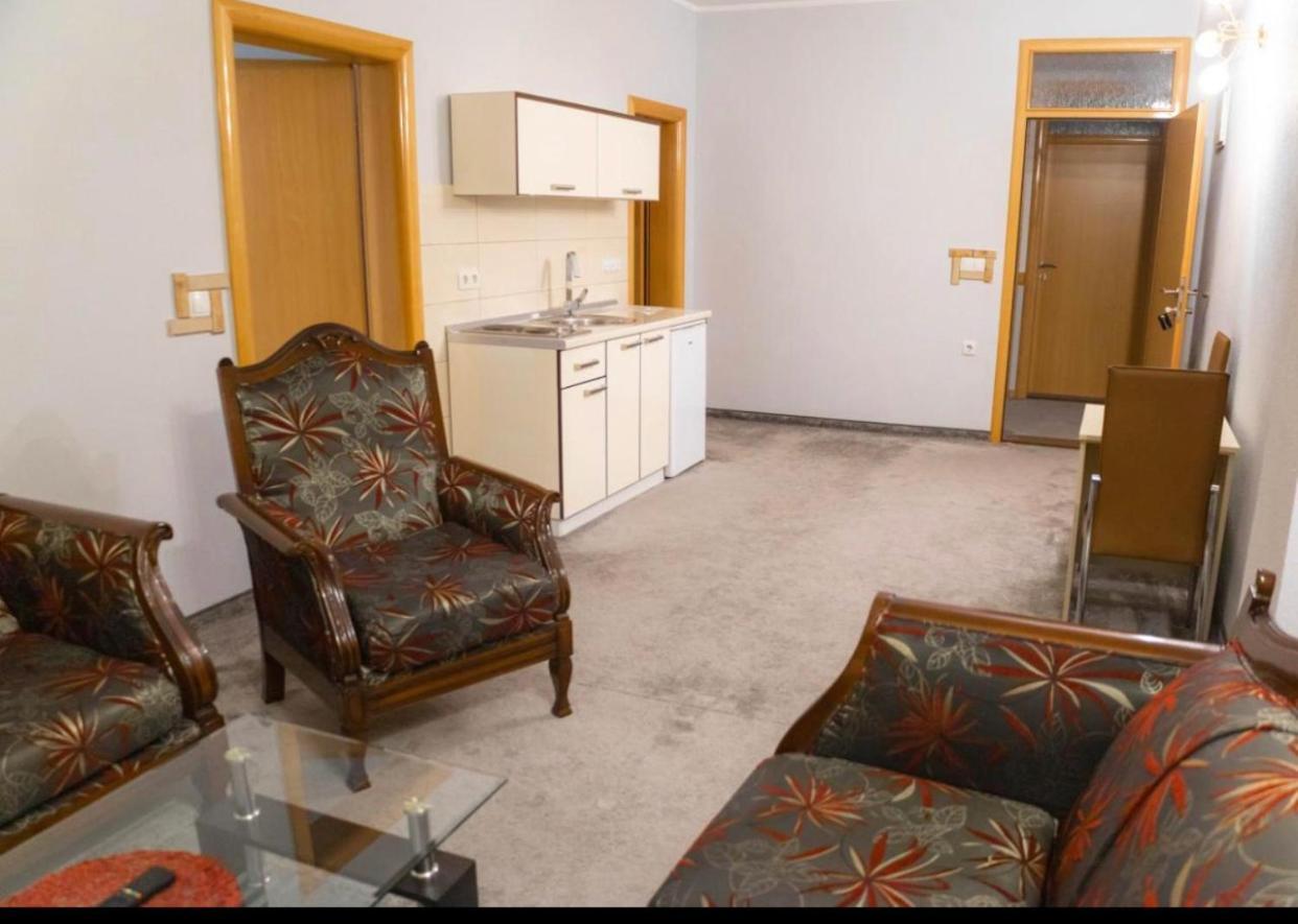 Apartmani I Sobe Centar 부고즈노 외부 사진