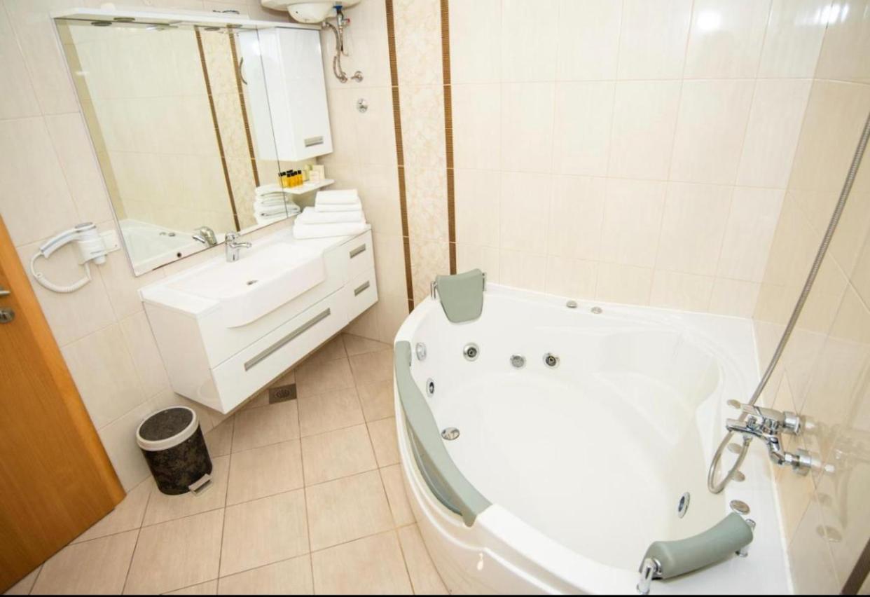 Apartmani I Sobe Centar 부고즈노 외부 사진