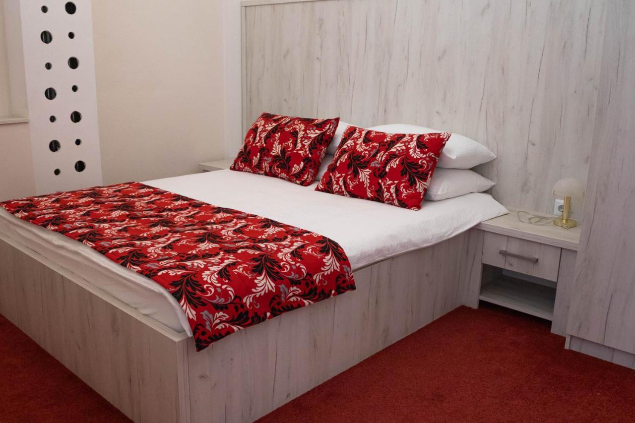 Apartmani I Sobe Centar 부고즈노 외부 사진