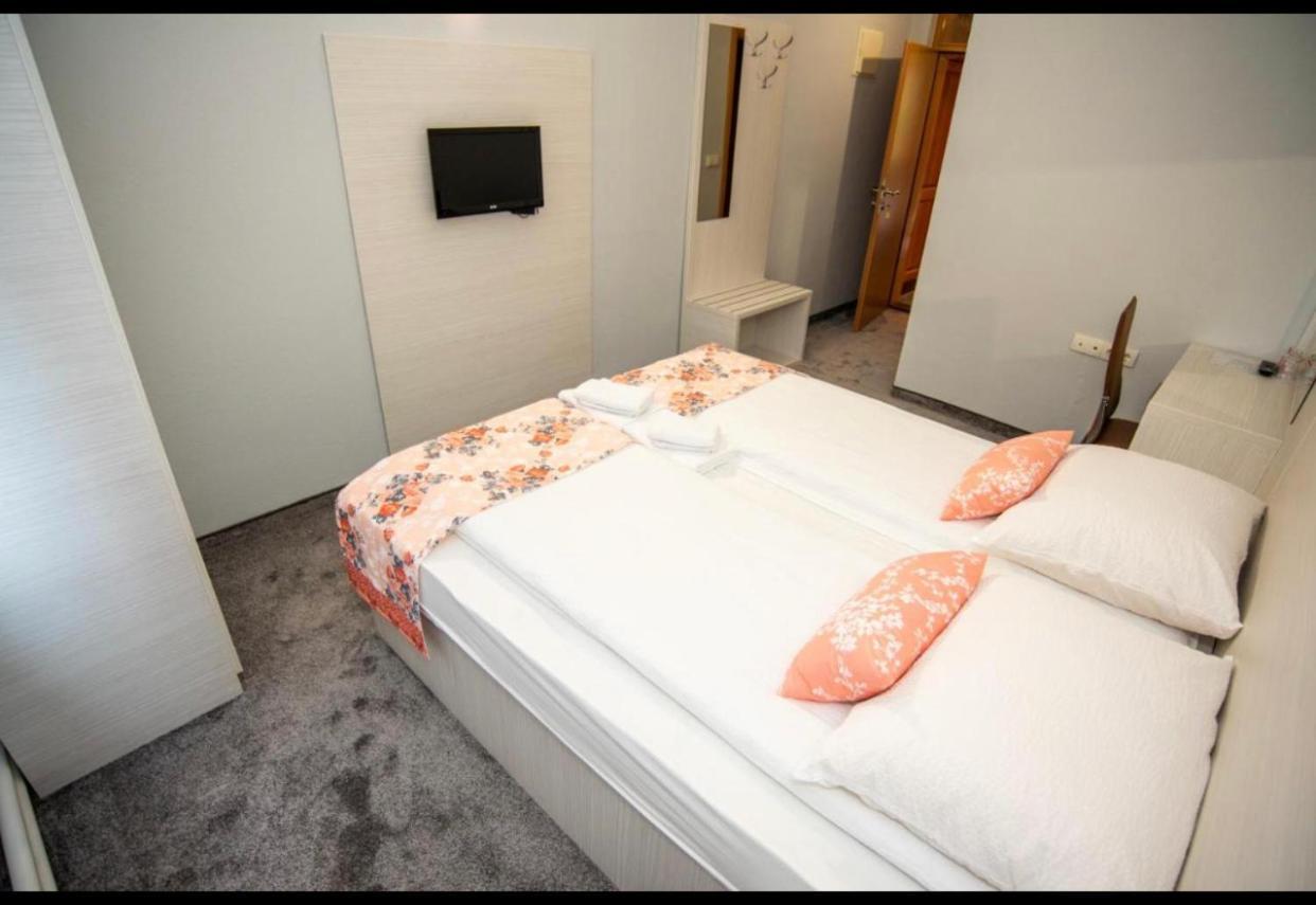 Apartmani I Sobe Centar 부고즈노 외부 사진
