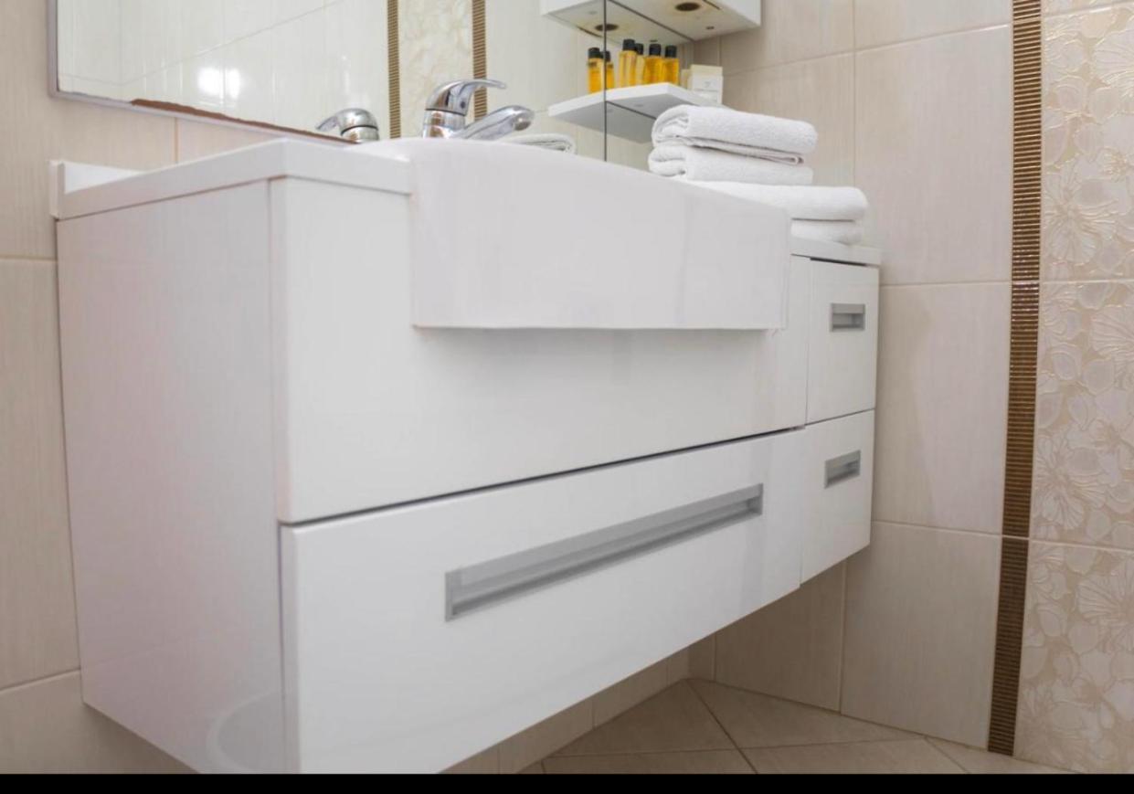 Apartmani I Sobe Centar 부고즈노 외부 사진
